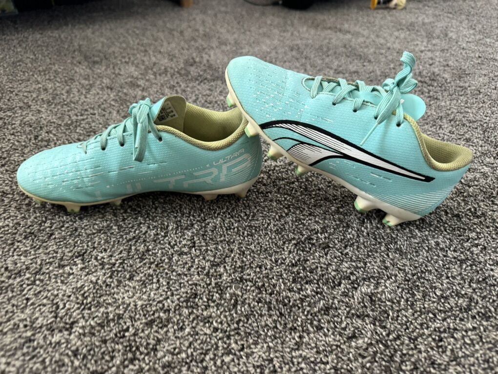Puma ultra girls soccer cleats 1.5
