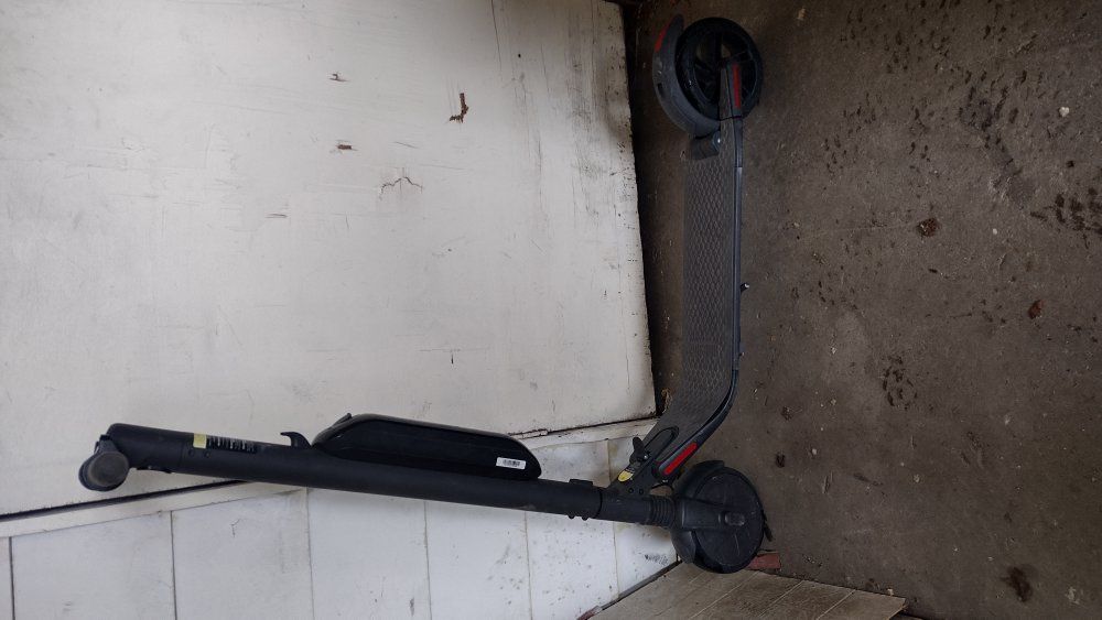 Missing charger / no charger 
Segway Ninebot ES4 K