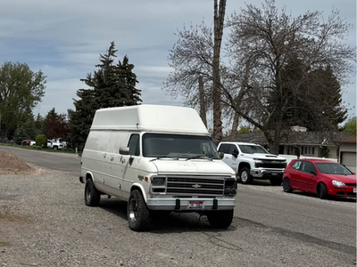 Square body van