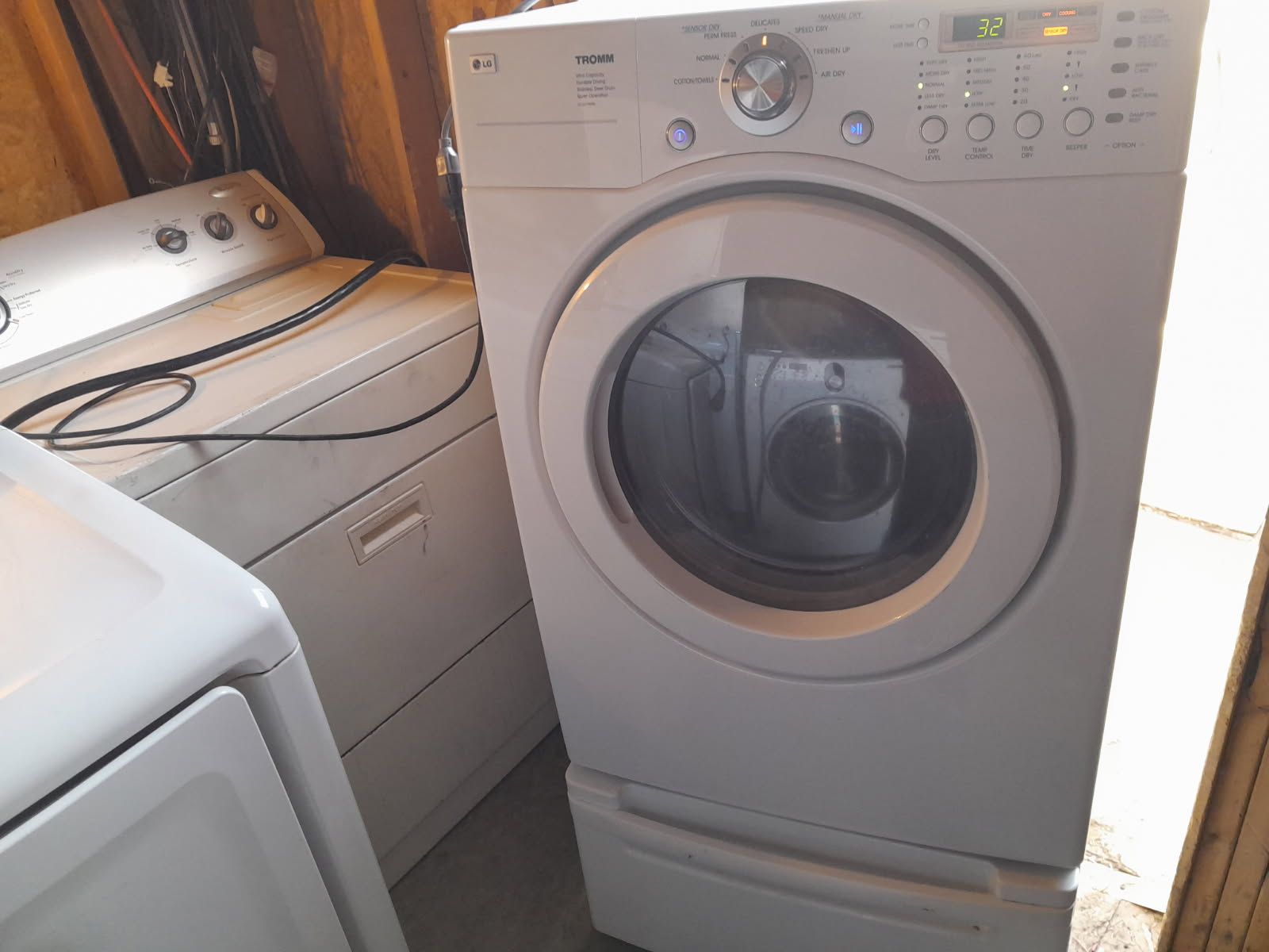 GAS Beautiful LG Dryer With Pedestal Drawer