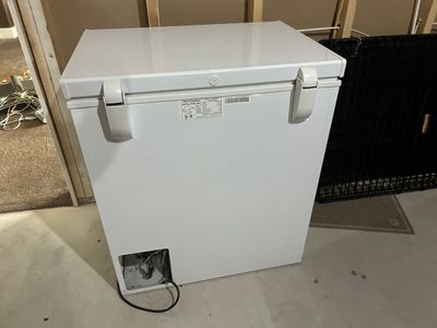 Holiday LCM050LC 5.0 Cu. Ft. White Chest Freezer