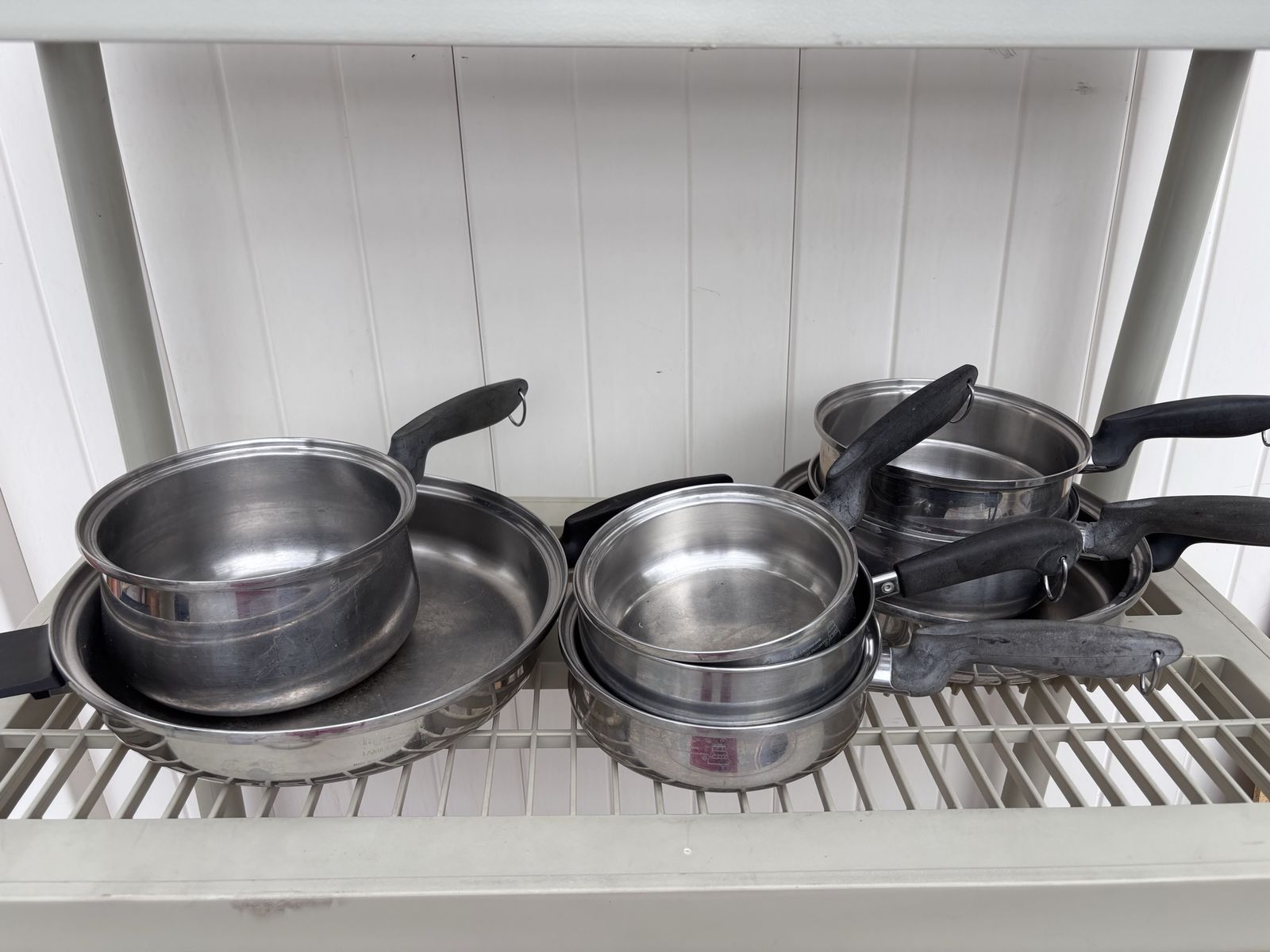 Set of heavy gauged aluminum cooking pans 