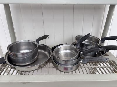 Set of heavy gauged aluminum cooking pans