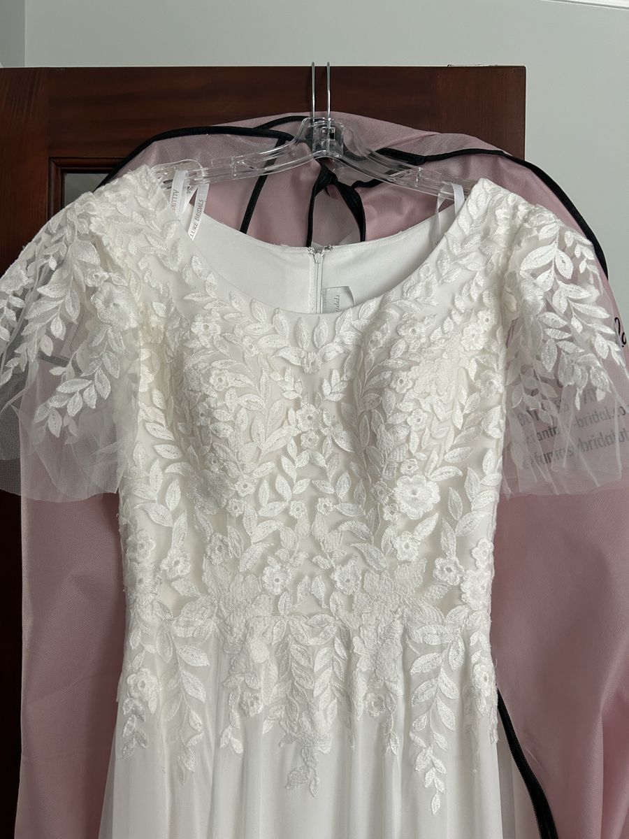 Wedding dress never worn 