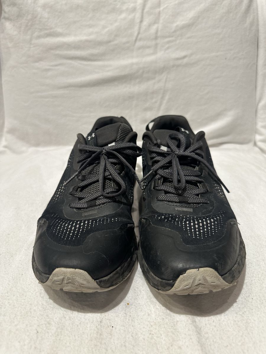 Under Armour men’s 10.5 charged black trail shoes