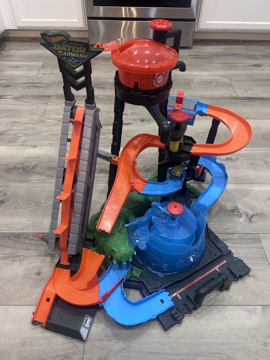 Hot Wheels City Car Wash and Giant Gator