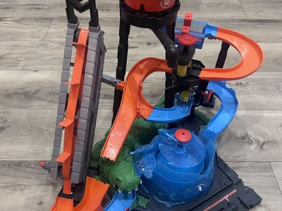 Hot Wheels City Car Wash and Giant Gator