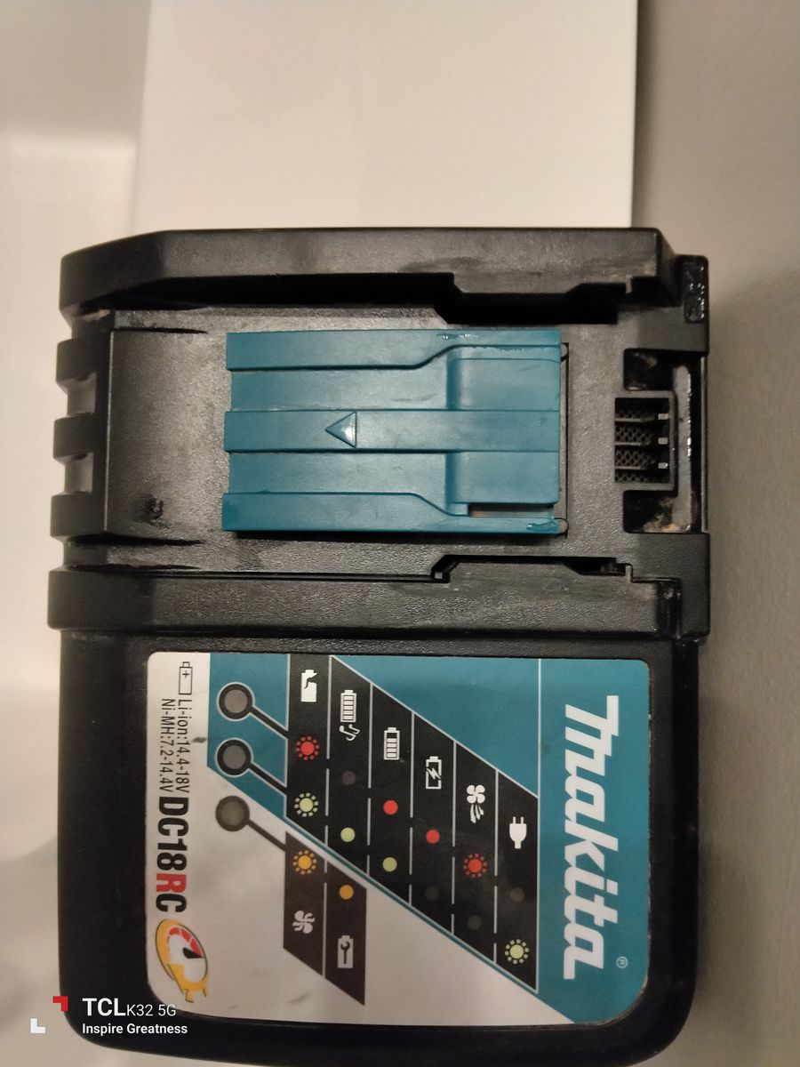 MAKITA CHARGER W/BATTERY