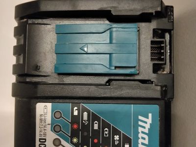 MAKITA CHARGER W/BATTERY