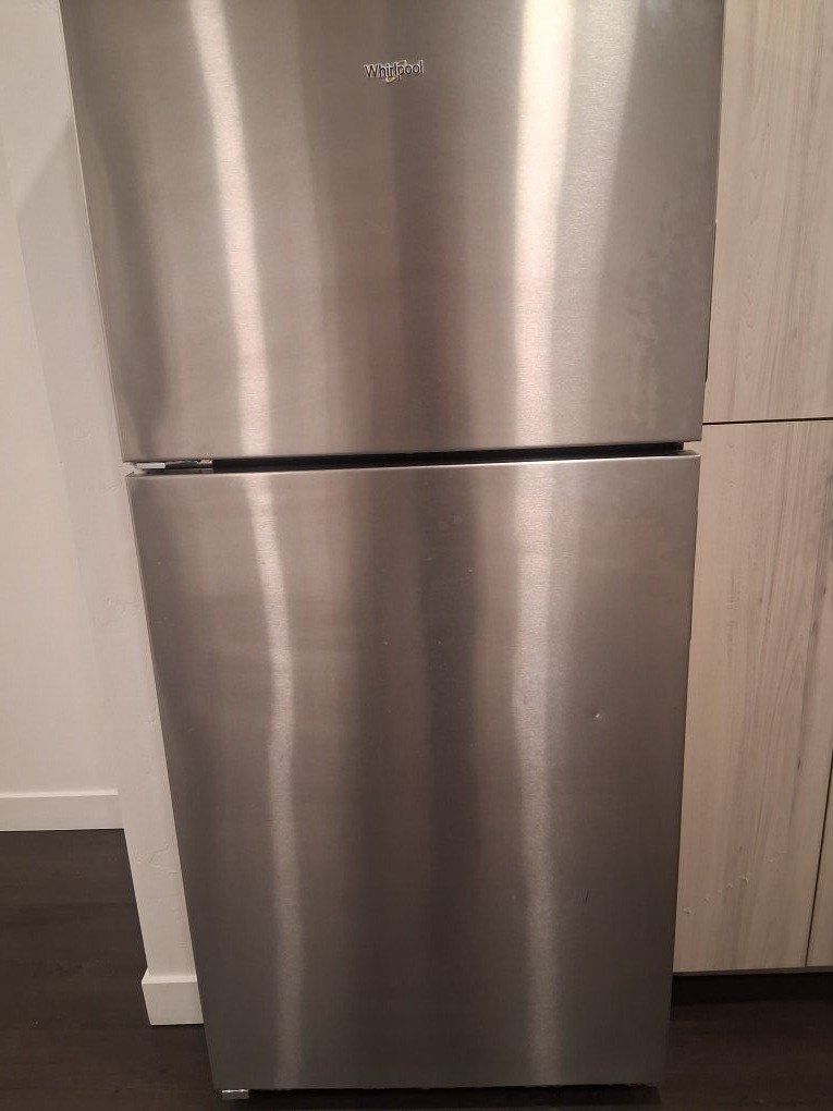 Stainless Steel Refrigerator – Ice Maker/Water