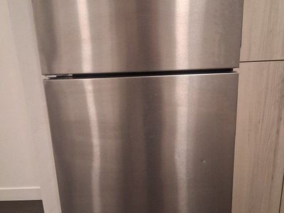 Stainless Steel Refrigerator – Ice Maker/Water