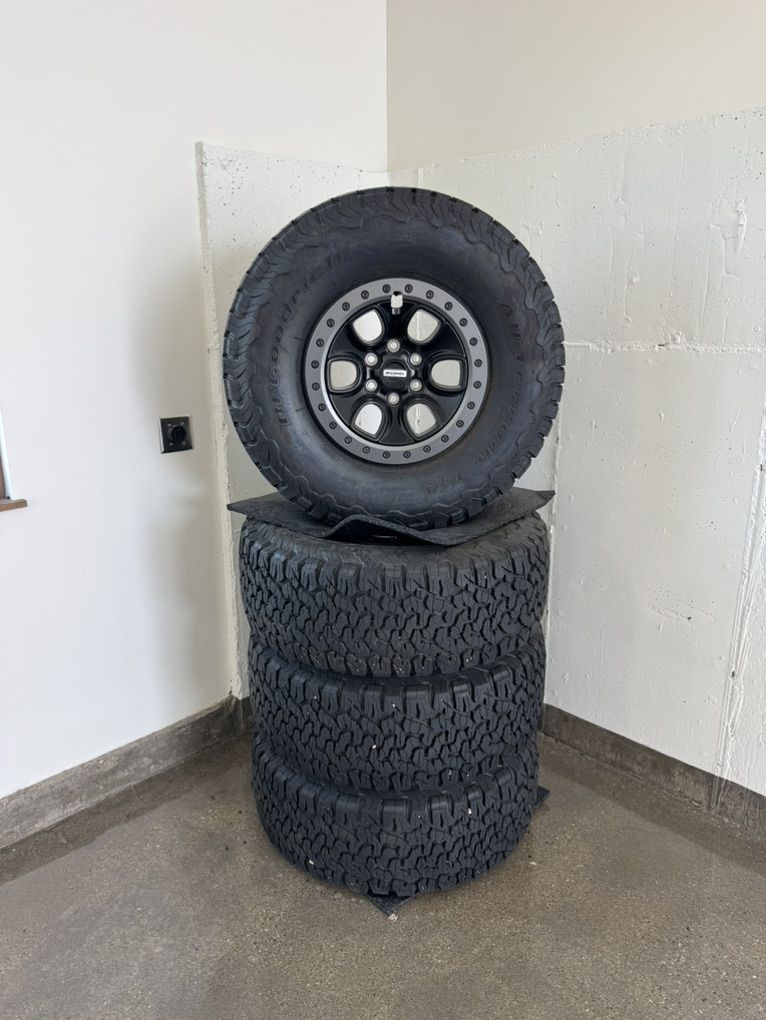 2022 Ford F-150 Raptor Wheels and Tires
