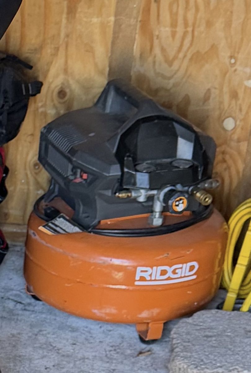 RIDGID 6 Gallon 150 PSI Portable Electric Pancake Air Compressor