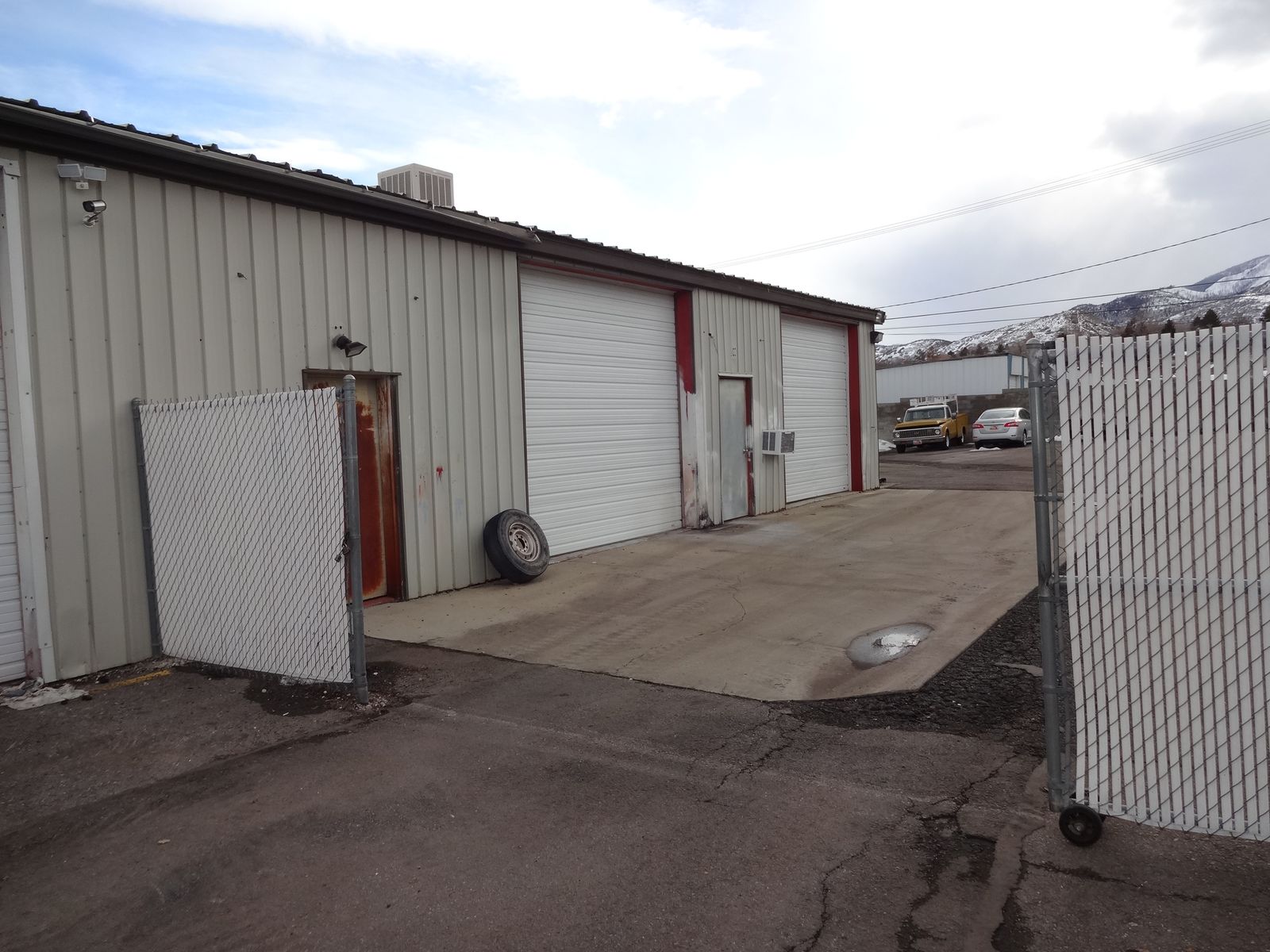 PAYSON 3-BAY WAREHOUSE + FENCED YARD, WIDE ROLLING GATE, LIFT & RESTROOM!