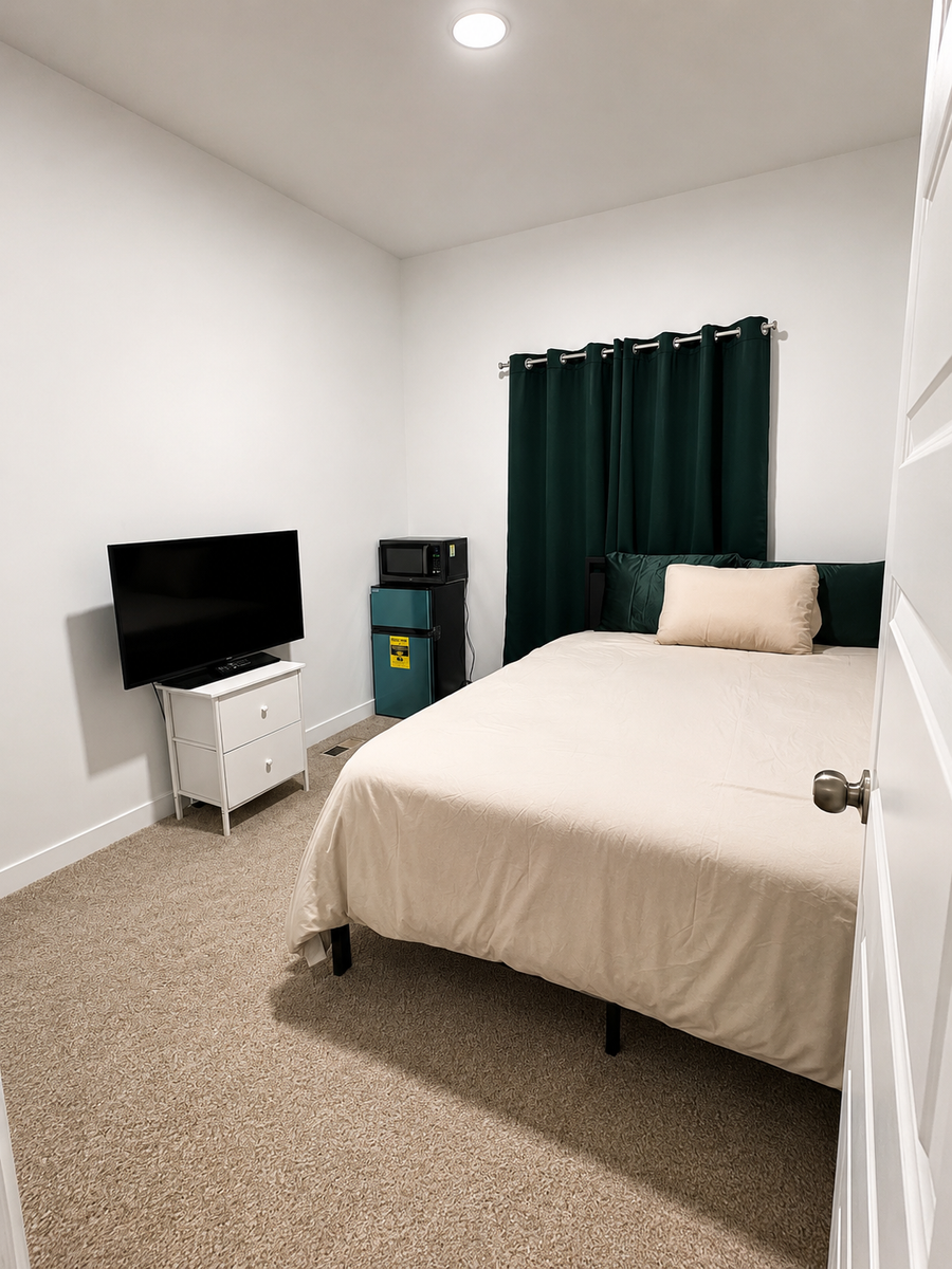 Fully Furnished Women's PRIVATE Room for Rent 