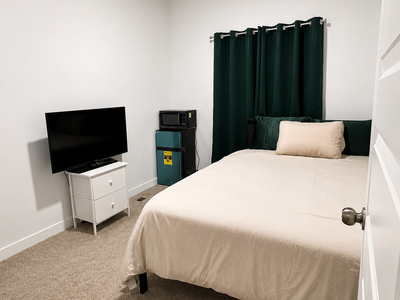Fully Furnished Women's PRIVATE Room for Rent