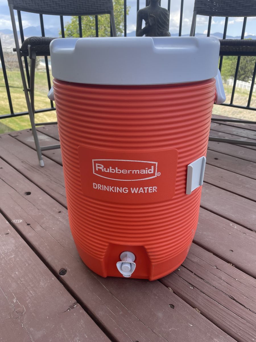 Vintage Rubbermaid drink dispenser 5 gallon