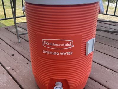 Vintage Rubbermaid drink dispenser 5 gallon