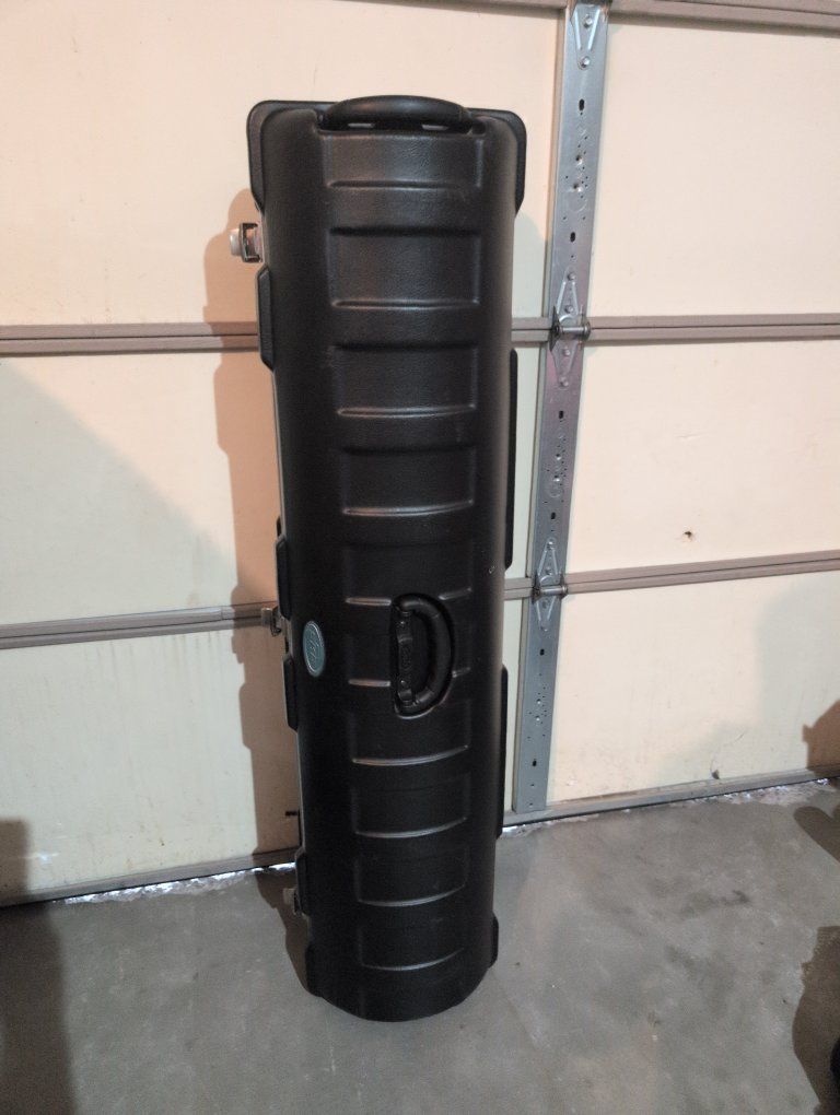 SKB rolling locking hard case for golf clubs