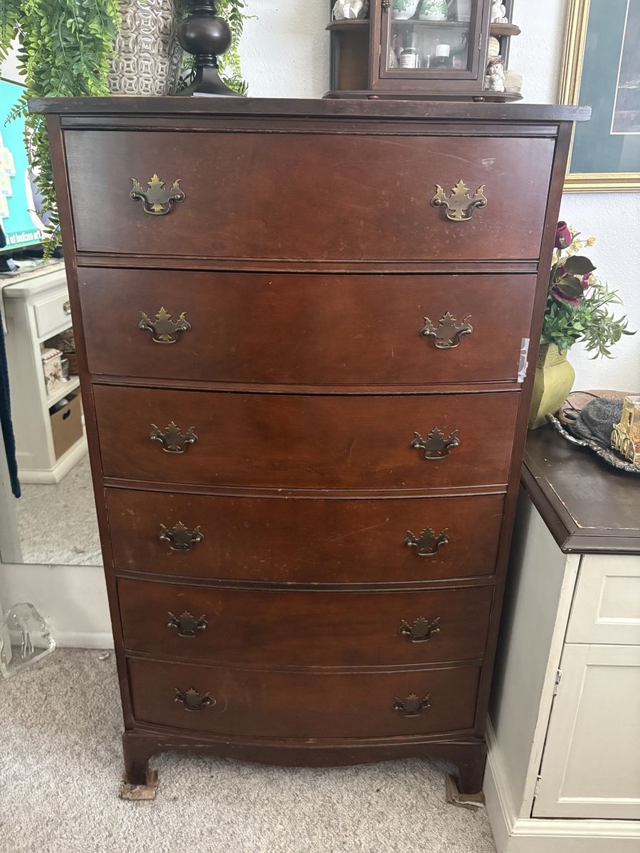 Vintage Solid Wood Tall Dresser – Classic Curved Front |