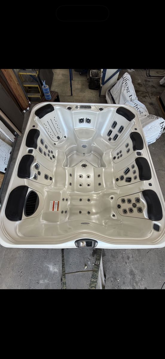 2022 Bullfrog Spa A9L hot tub S#304706