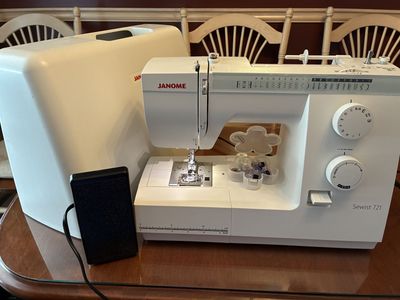 Janome Sewist 721 Sewing Machine – Excellent Condition w/ Case & Original Manual