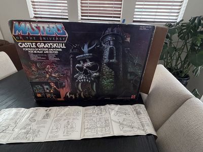1981 Castle Gray skull in box
