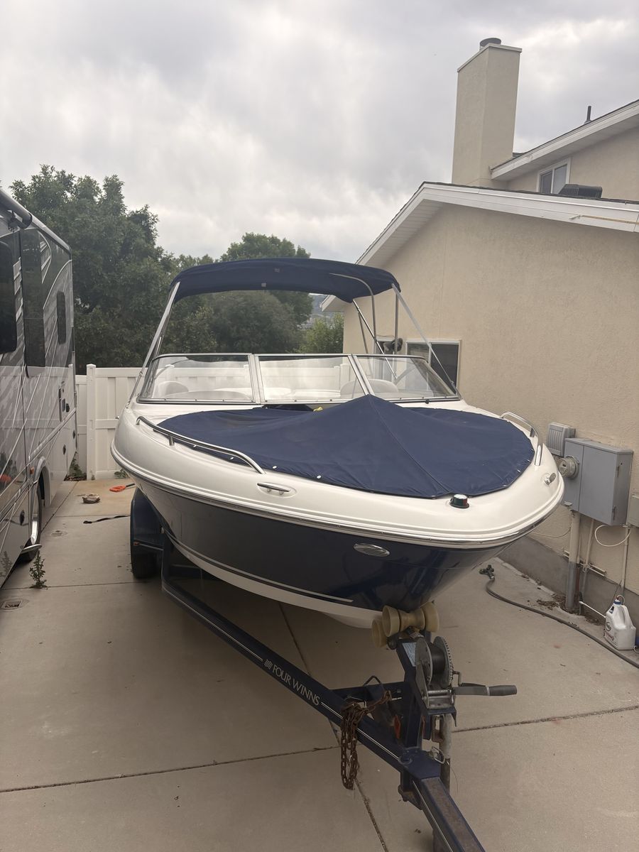 2003 Four Winns Horizon 210