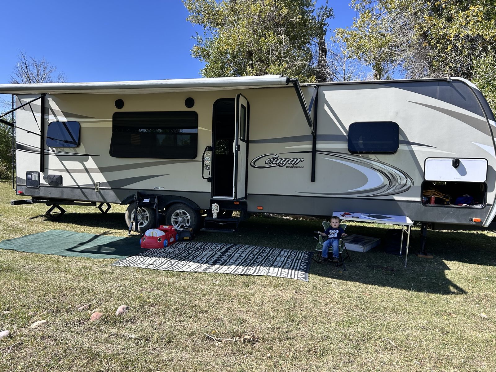 2018 Keystone Cougar 35 ft Travel Trailer - Cold Weather Package