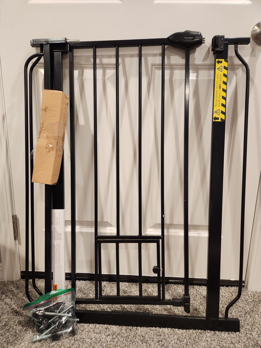 Adjustable baby gate with pet door