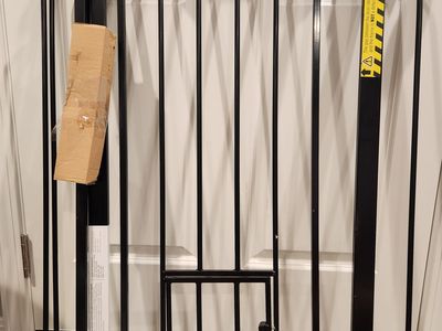 Adjustable baby gate with pet door