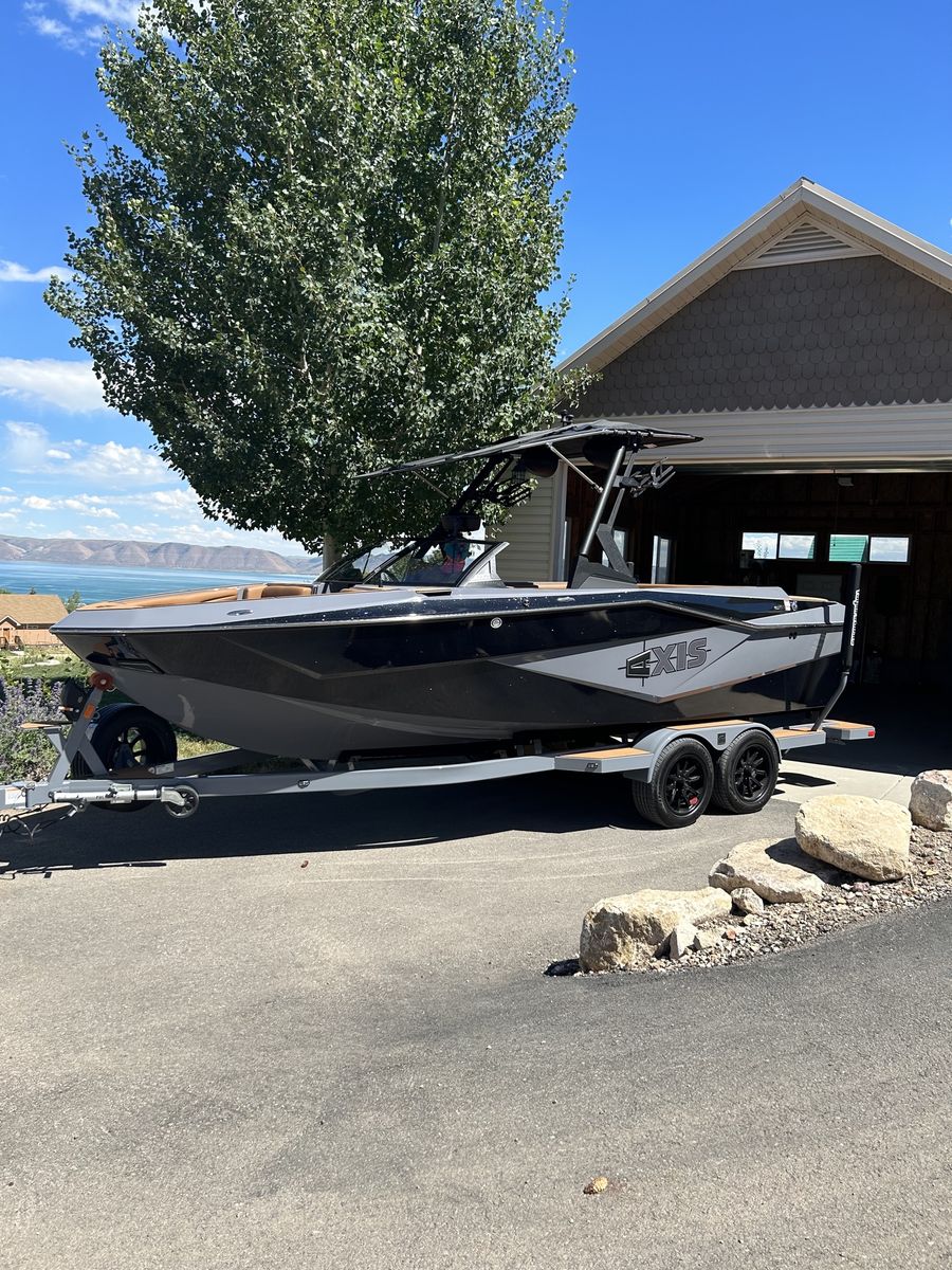 Axis T235 Family Surf & Wake Boat