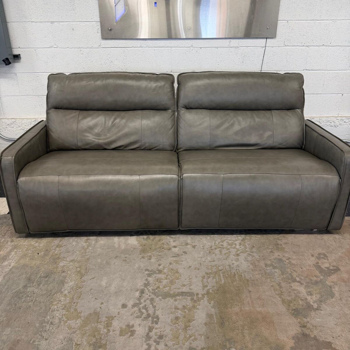 LIKE NEW!! COSTCO HENREDON KEIRA LEATHER ZERO-GRAVITY RECLINING SOFA!!