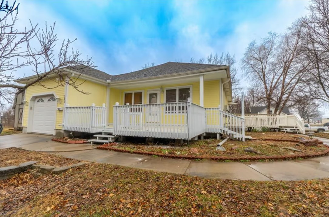 Adorable 4-bedroom, 2-bath charmer in Hamilton, MO!