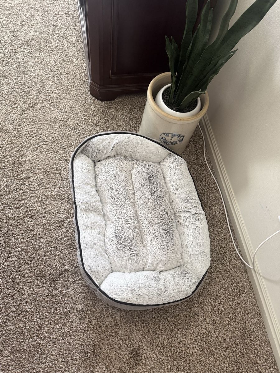 Plush Oval Gray & White Cat/Dog Bed - Gently Used, Clean - Lehi