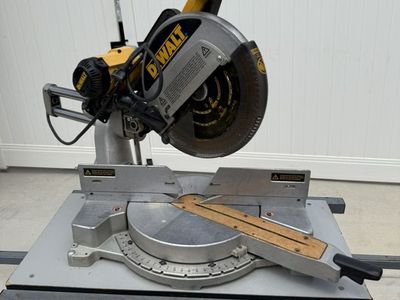 Dewalt 12 Sliding Compound Miter Saw