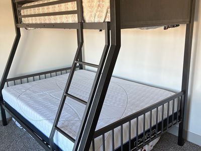 Heavy duty metal bunk bed with twin over full. Bed and brand new mattress (novaform)