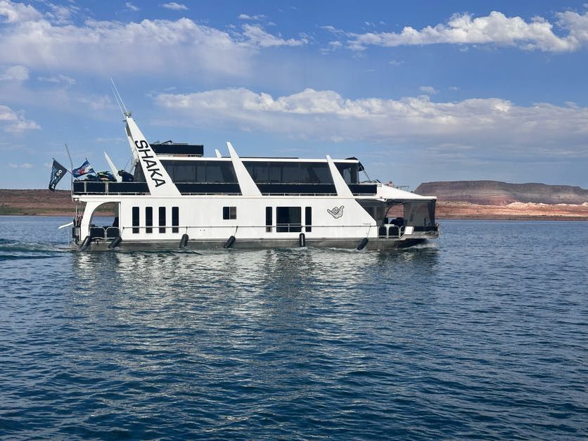 PRICE REDUCED — QUICK SALE! 2004 JAMESTOWNER 18’ X 75’ HOUSEBOAT SHARE “SHAKA” AT ANTELOPE POINT MARINA