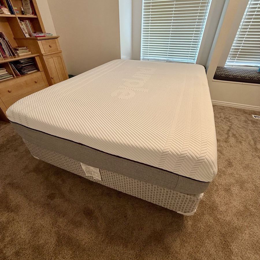 Purple Premier 3 Queen Size Mattress - Excellent Condition, Pressure Relief, Motion Isolation
