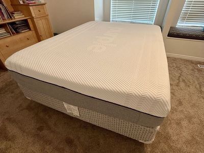Purple Premier 3 Queen Size Mattress - Excellent Condition, Pressure Relief, Motion Isolation