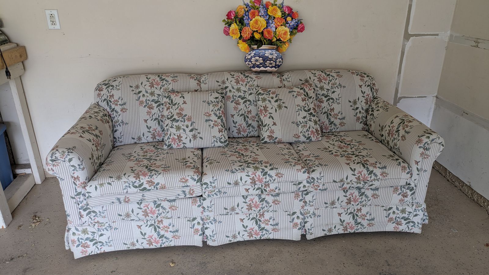 Floral Couch / Hide Away Bed