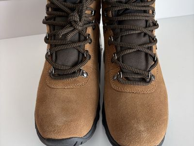 New Hiking Boots Women’s size 8.5