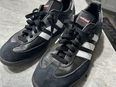 Soccer shoes
