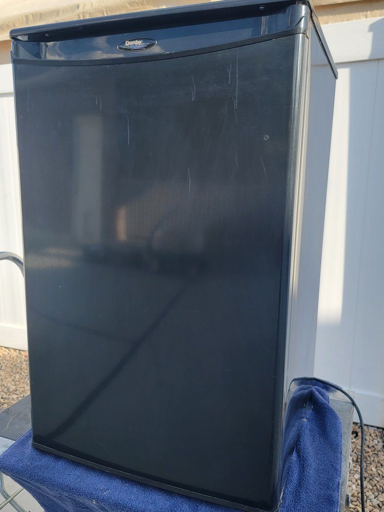 Danby Compact Mini Fridge Black - Excellent Condition, Perfect for Dorms/Offices