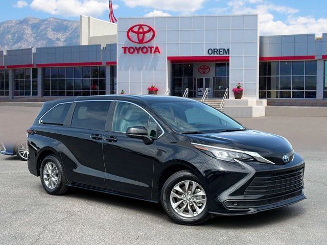 2025 Toyota Sienna LE 8-Passenger