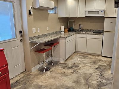 Se alquila apartamento de 1 dormitorio y 1 baño.