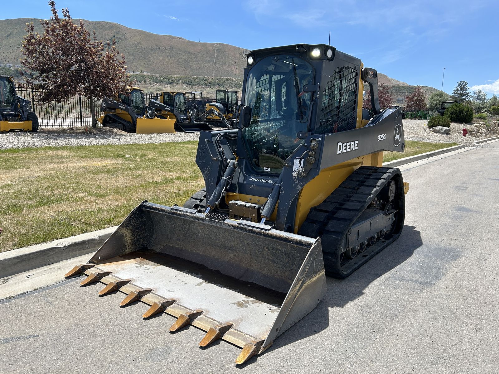Used 2024 JOHN DEERE 325G COMPACT TRACK LDR