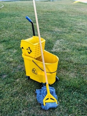 36-Quart Commercial Mop Bucket & Side-Press Wringer Combo Like New