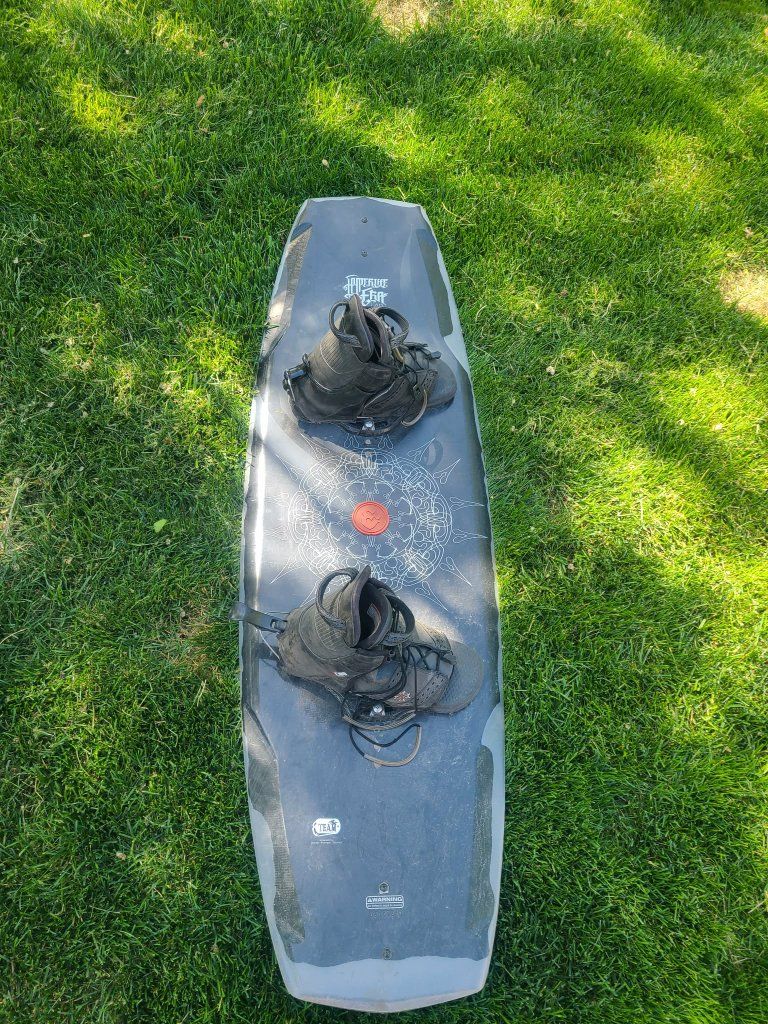 wakeboard with large hinge bindings