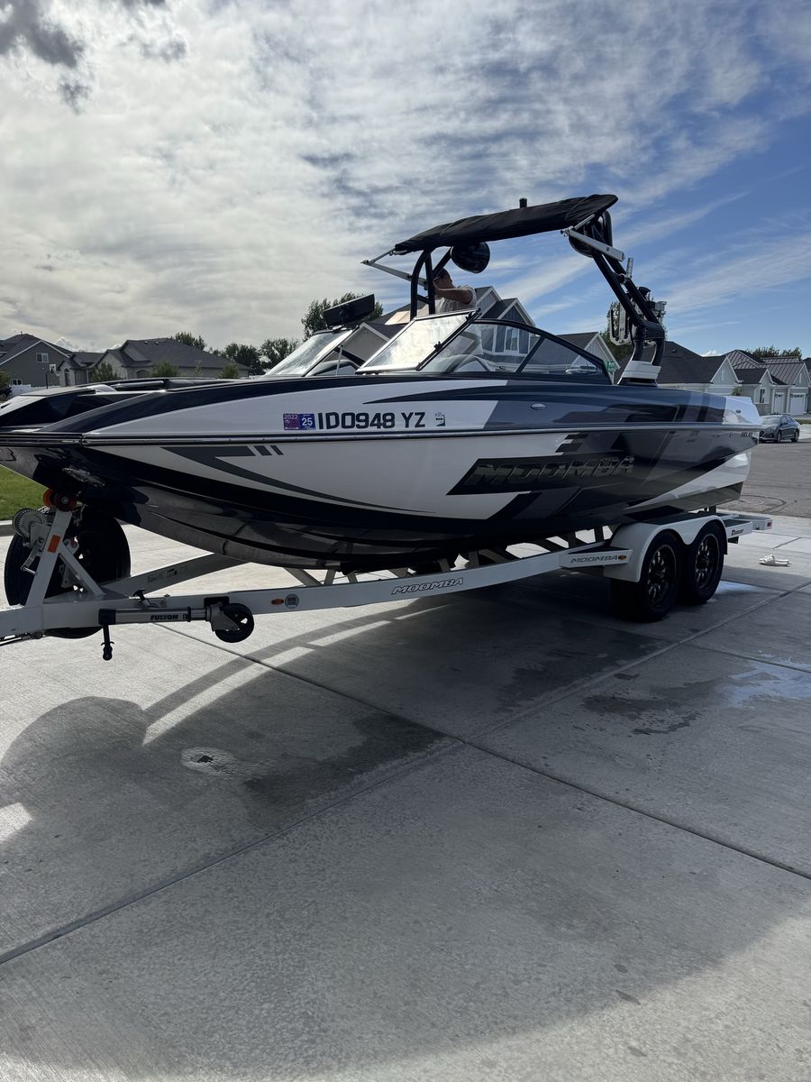2018 Moomba Mojo 23' Wakeboard Boat - Excellent Condition with Trailer
